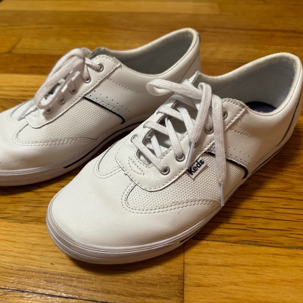 White keds with dream foam size 8.5W